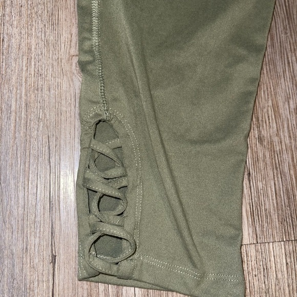 FREE WITH ANY PURCHASE YL Army Capri Leggings - Picture 2 of 4